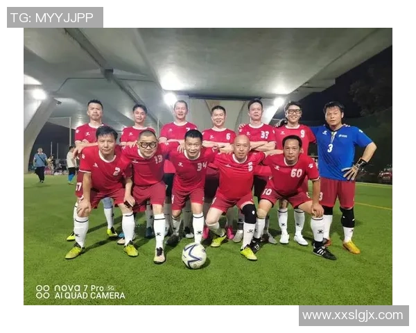 粤语足球巨星风采：从街头到绿茵场的荣耀与坚持