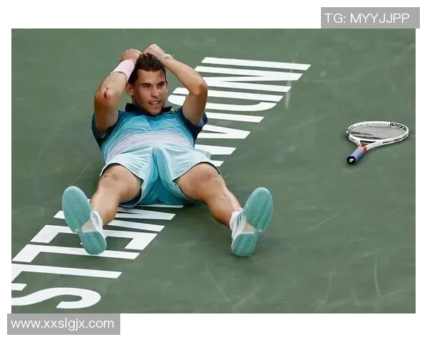 足球明星私密揭秘：他们的球包里究竟装了哪些必备物品和秘密装备